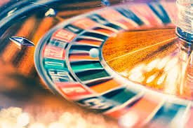 Layar sesi live dealer dengan studio multi-kamera baccarat dan roulette